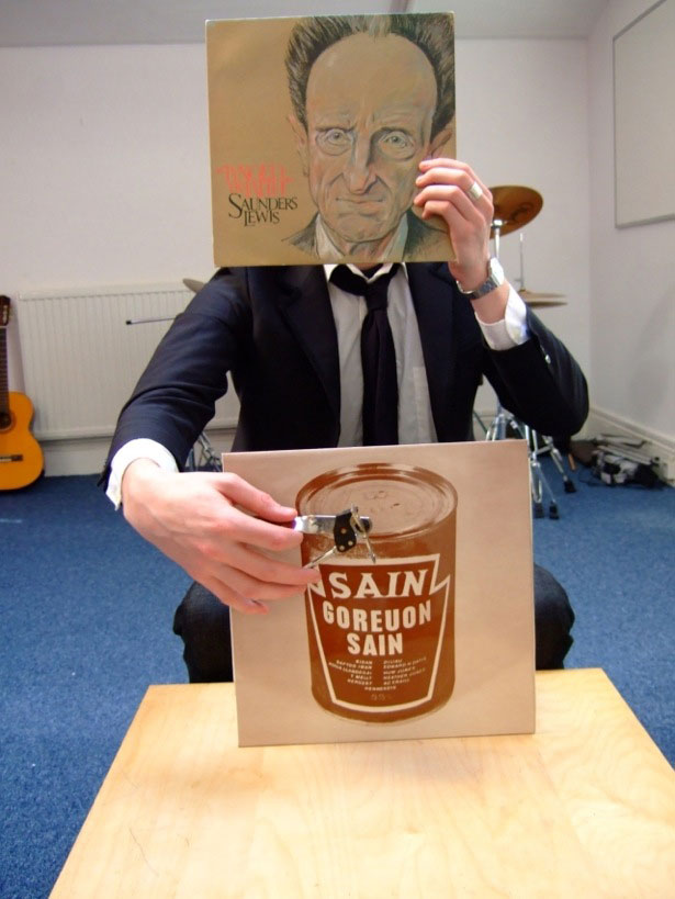 Captivating Examples of Sleeveface Photography SaundersLewis