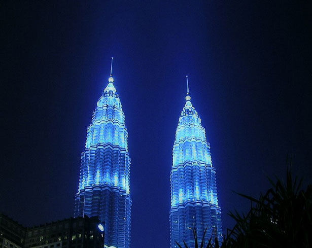 30+ Dazzling and Interactive Media Facades Patronas twin towers