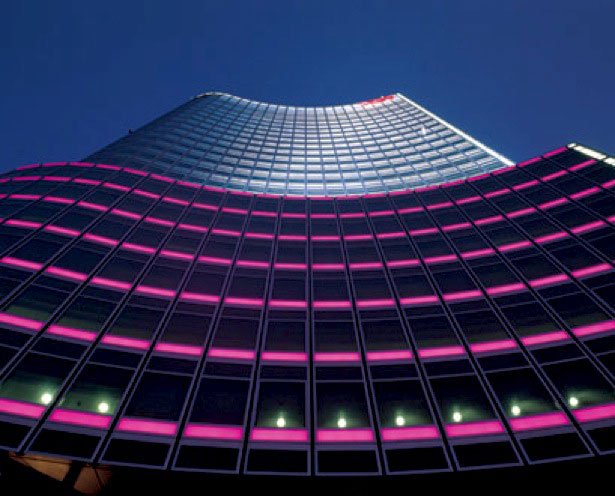30+ Dazzling and Interactive Media Facades taishinbanktower