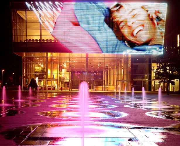 30+ Dazzling and Interactive Media Facades tmobile