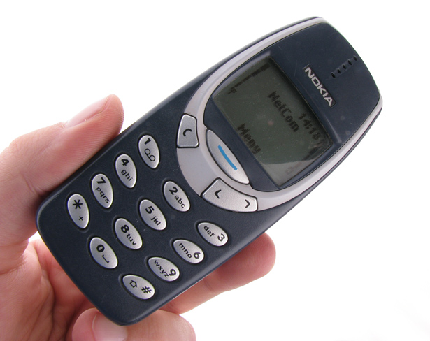 The Evolution of Cell Phone Design Between 1983-2009 dkmb86g 409gbsm9mcb b