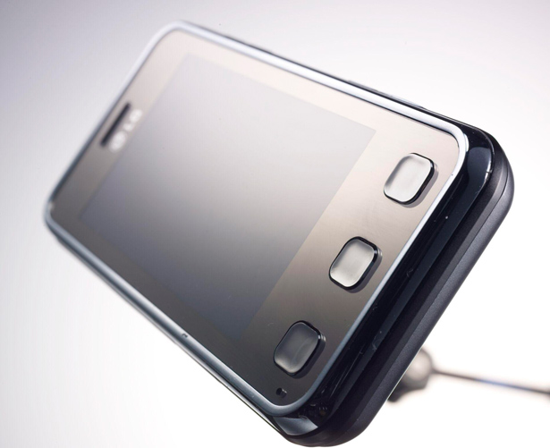 The Evolution of Cell Phone Design Between 1983-2009 dkmb86g 471dmg9fvhp b