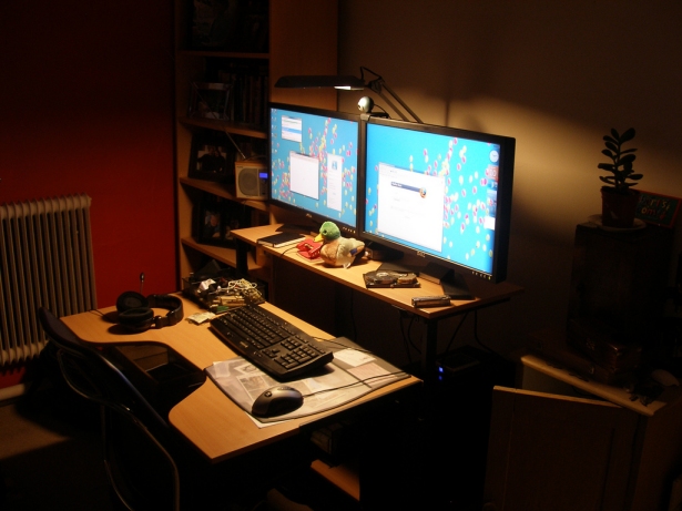 Advantages and Disadvantages of Working with Multiple Screens 17 90